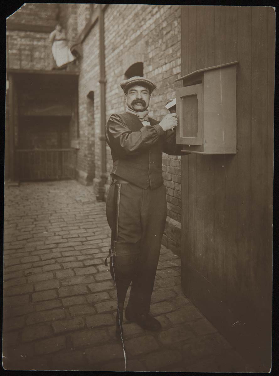 84.1.1660.501 Belgian man checing mailbox
