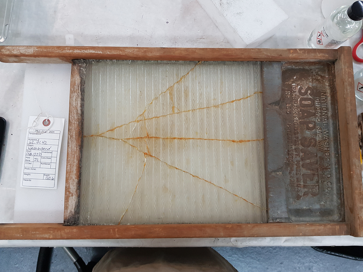Glass-washboard-62.71 Glass washboard before cleaning